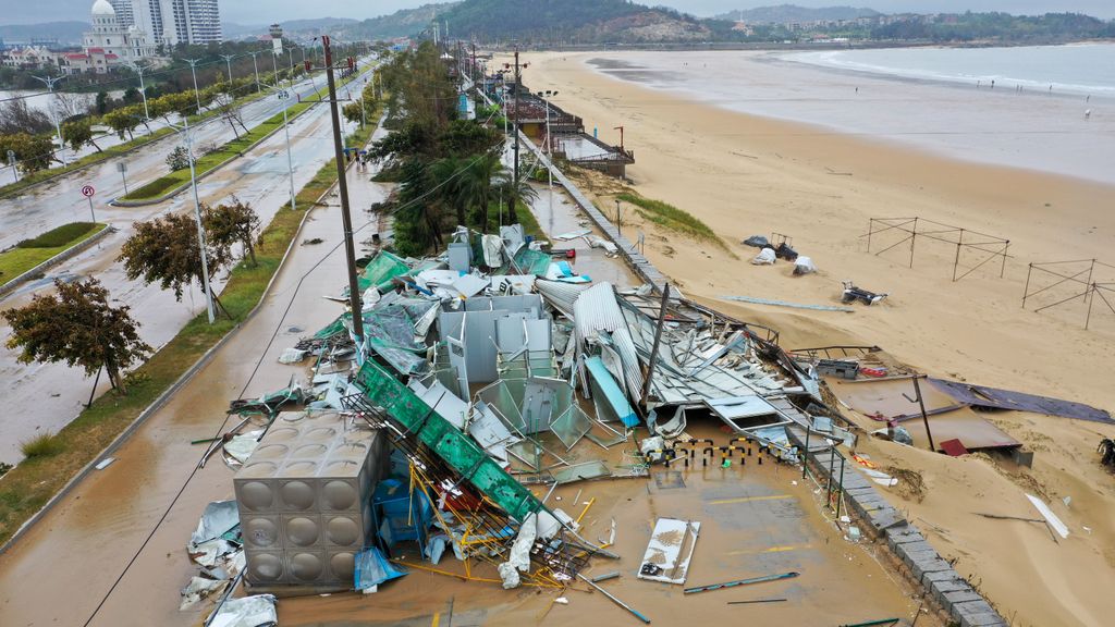 El tifón 'Doksuri' causa inundaciones y deslizamientos de tierra en China