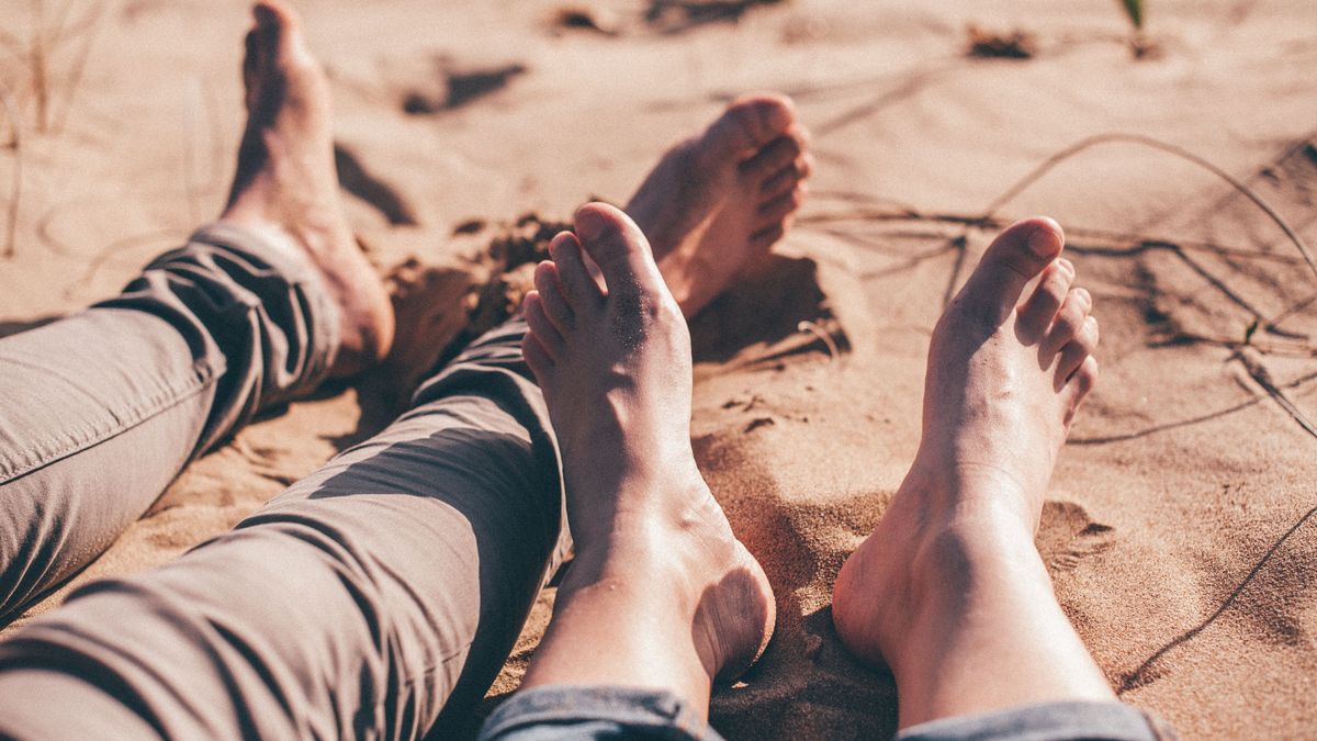 El truco viral de TikTok con el que quitarse la arena de los pies en la playa sin usar agua El truco viral de TikTok con el que quitarse la arena de los pies en la playa sin usar agua