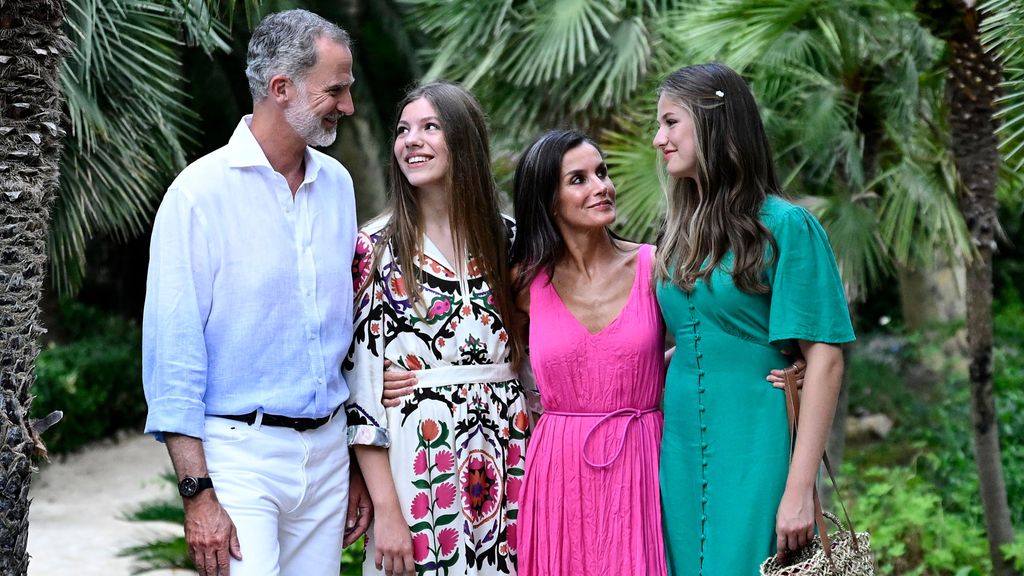 Felipe, Sofía, Letizia y Leonor posan durante sus vacaciones de verano