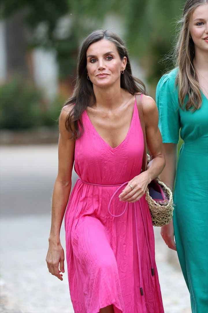 La reina Letizia, de rosa Barbie en el posado veraniego