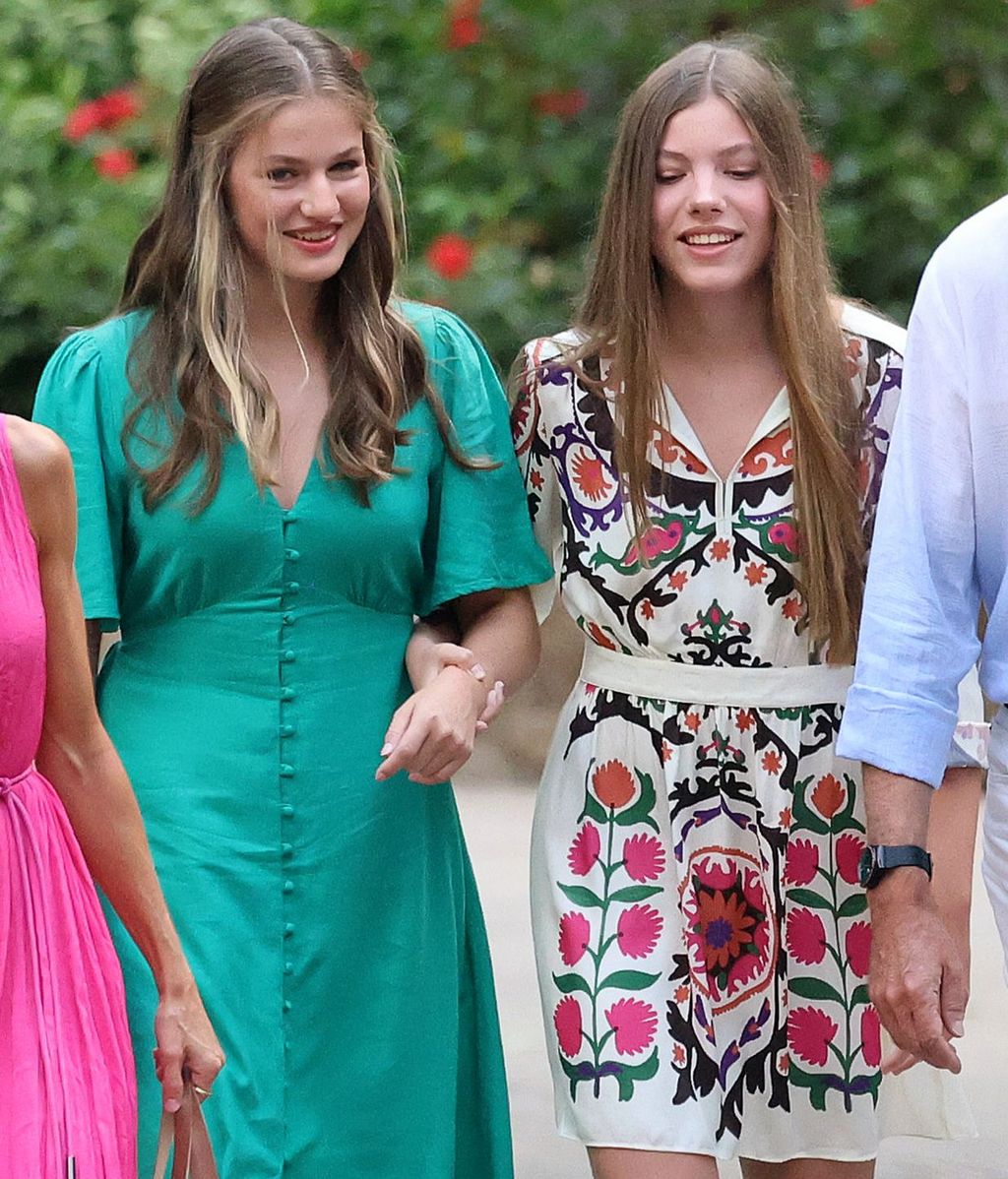 Las hermanas Borbón, cogidas de la mano durante su aparición ante la prensa en Mallorca