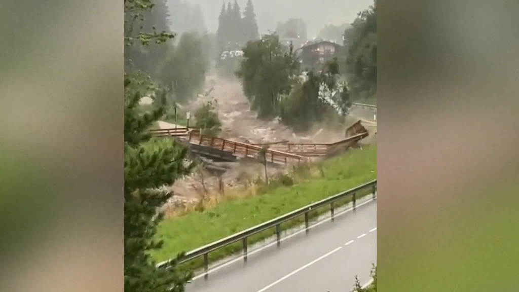 Las riadas arrastran un puente en el norte de Italia por las fuertes lluvias