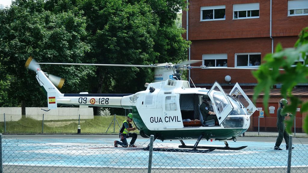 Llegada en helicóptero al hospital de alguno de los accidentados del autobús, que subía a los Lagos de Covadonga