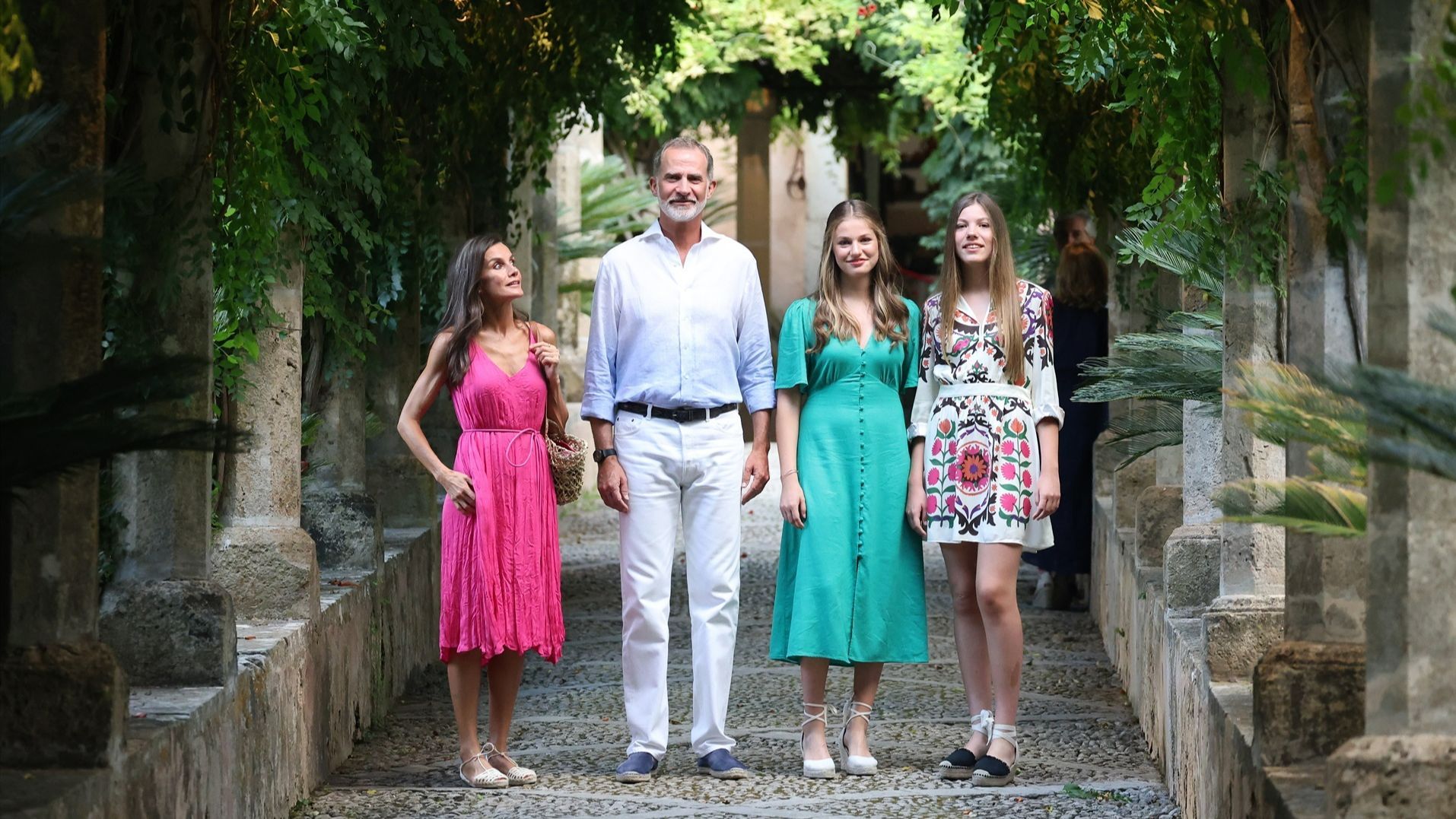 El posado de la familia real en Mallorca: sus originales looks, al detalle