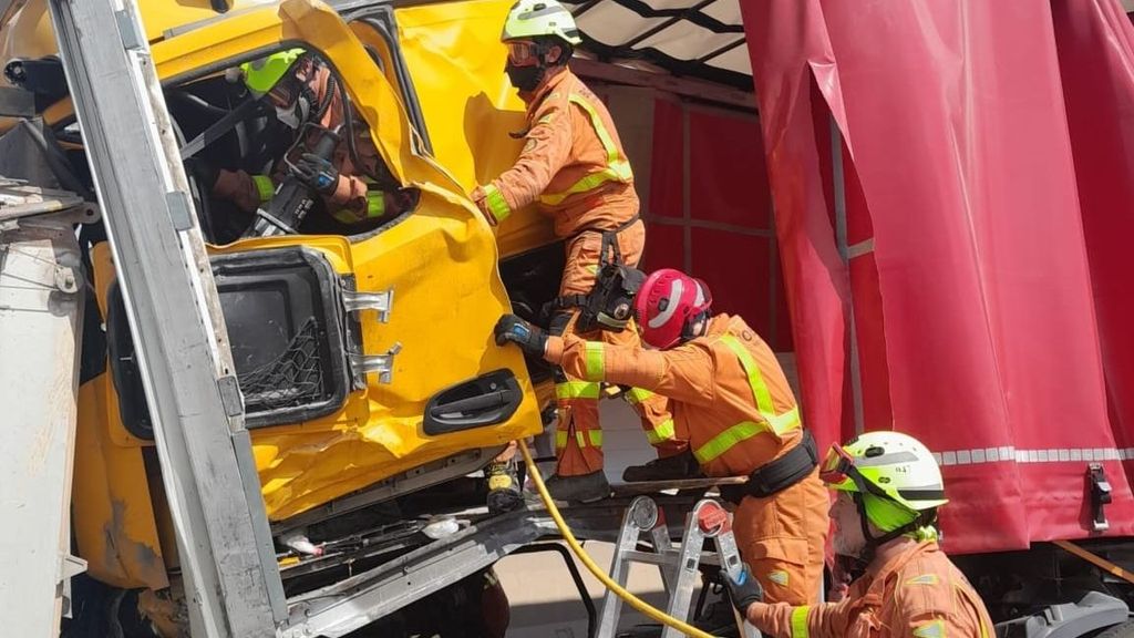 Muere un hombre en la colisión entre dos camiones en la A-7 a la altura de Riba-roja