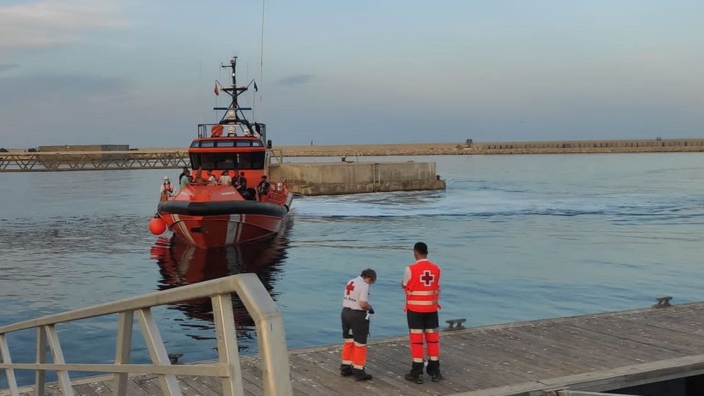 Rescatadas en Alicante 47 personas que viajaban en patera, entre ellas, un bebé de 18 meses y cinco menores