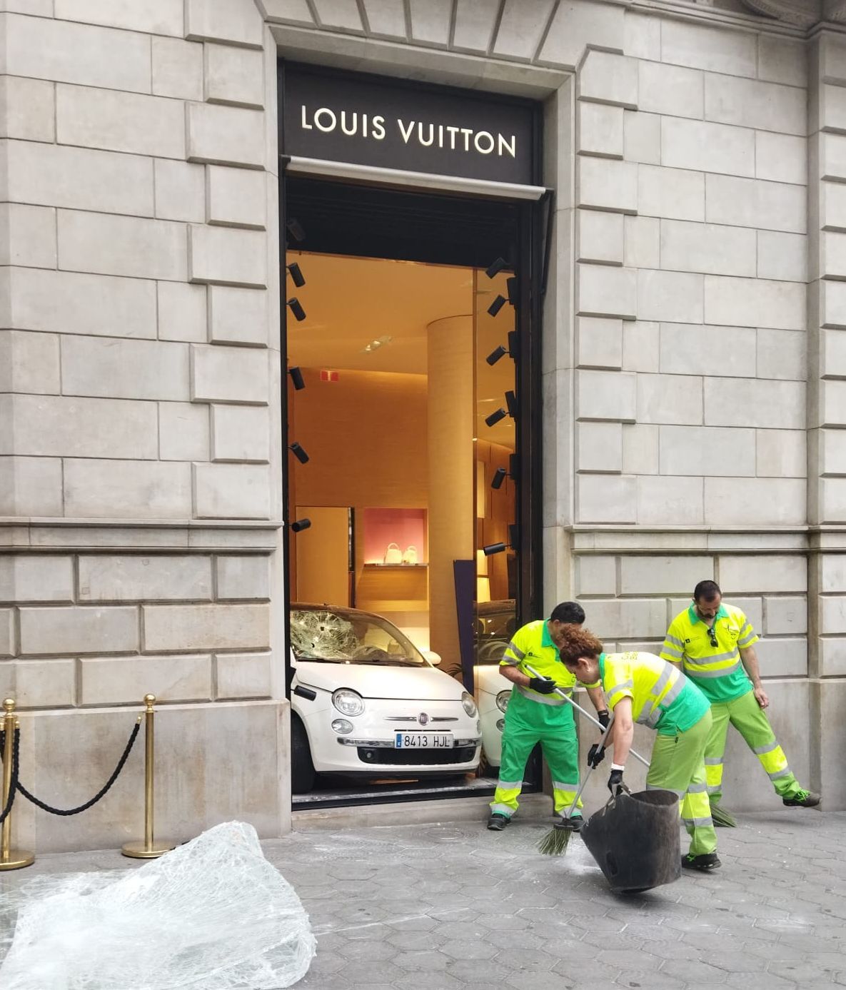 Robo con alunizaje en la tienda Louis Vuitton del centro de