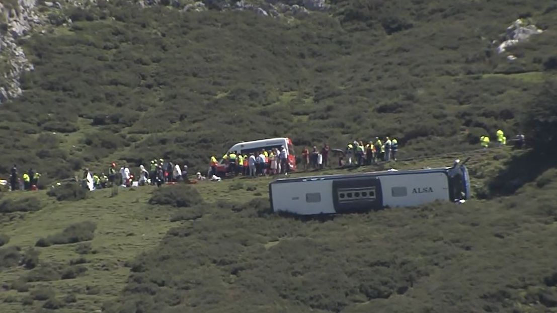 Seis heridos graves en el accidente de autobús en la subida a los Lagos de Covadonga, Asturias