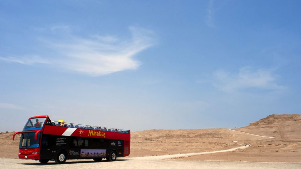 Tragedia en Perú: 15 muertos tras la caída de un bus por un barranco