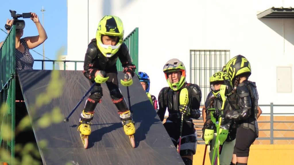 Un deportista de alpino en línea en la pista de Almonte (Huelva)