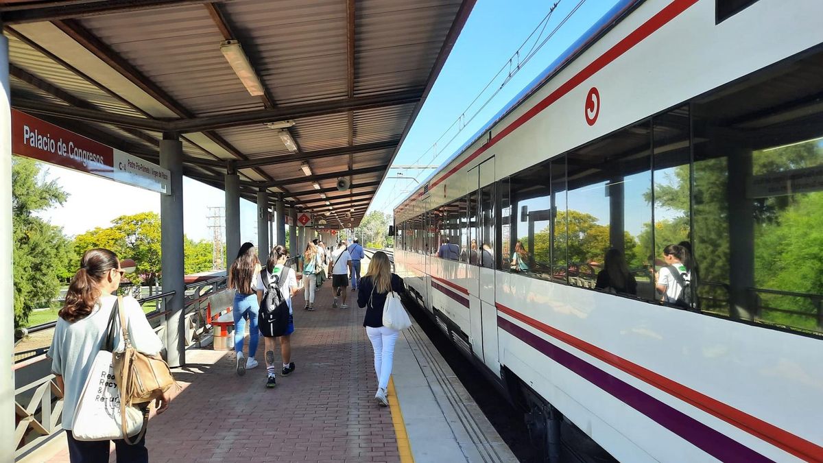 Archivo - Usuarios de la estación de Cercanías de Renfe en el Palacio de Congresos de Sevilla, en una imagen de archivo.