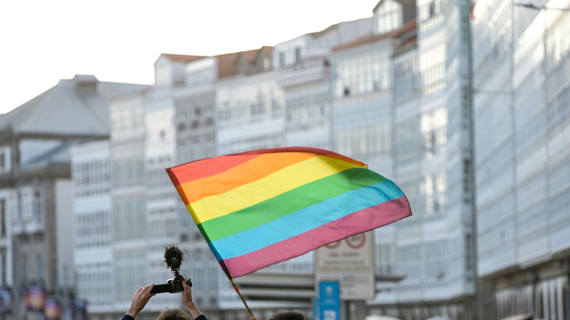 Una bandera del colectivo LGTBI+ durante una manifestación por el Orgullo LGTBI+.