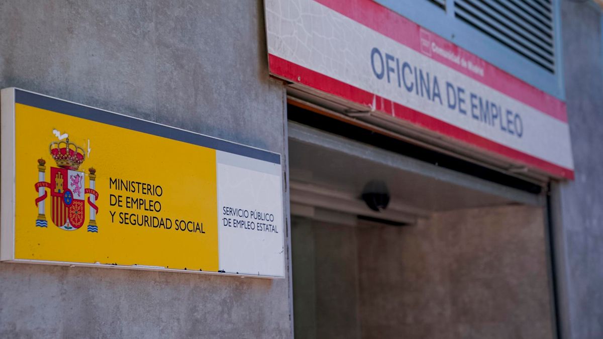 Archivo - Puerta de la oficina de desempleo de Aluche, a 4 de julio de 2022, en Madrid (España).