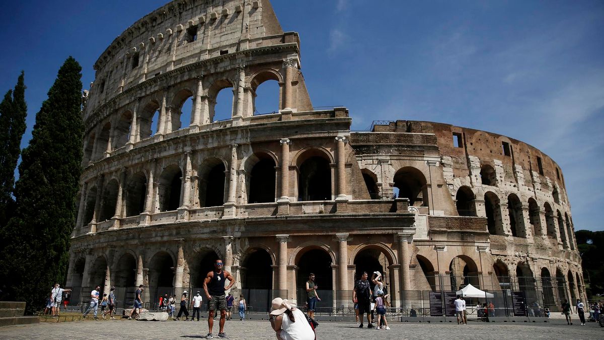 Archivo - Turistas ante el Coliseo de Roma