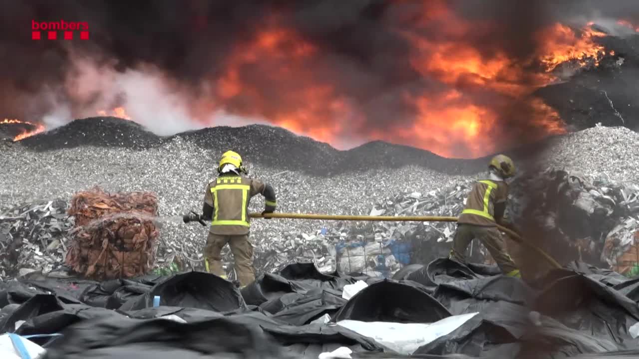 Confinan a los vecinos de Sabadell por un aparatoso incendio en una nave de compostaje