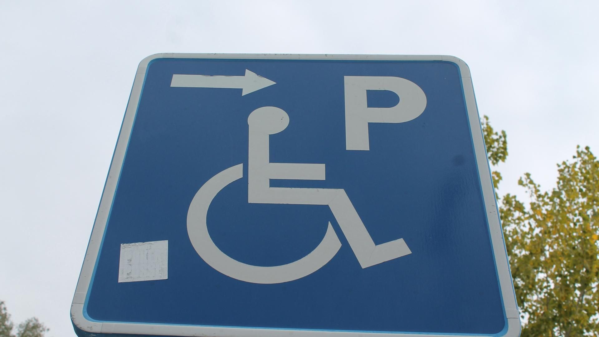 Archivo - Señal de aparcamiento reservado para personas con movilidad reducida.