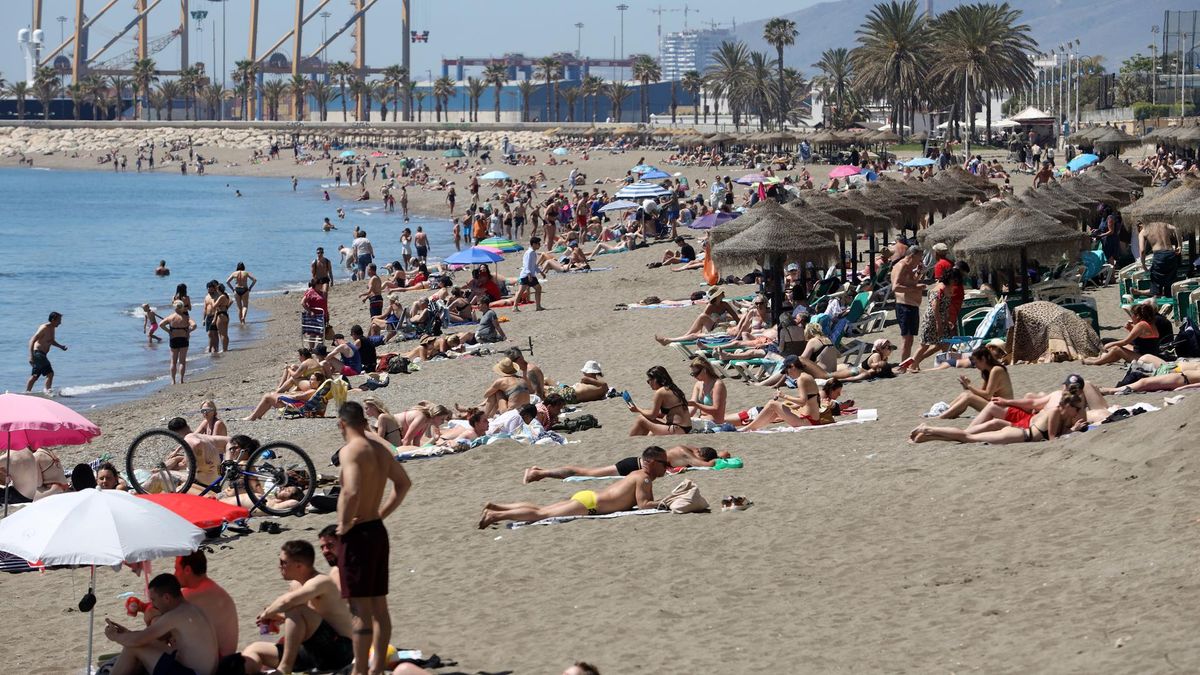 Archivo - La playa de La Malagueta, en una imagen de archivo