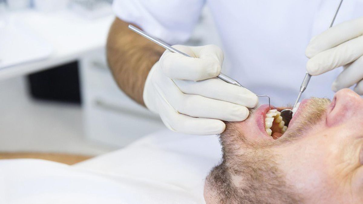 Archivo - Dentista, boca, paciente. Periodontitis.