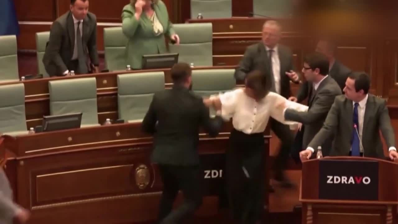 Pelea en el Parlamento de Kosovo:  A puñetazo limpio