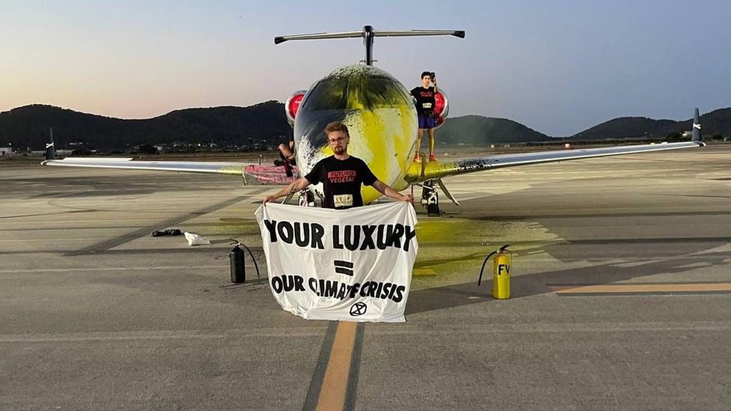 Activistas por el clima pintan con espray un jet privado en Ibiza