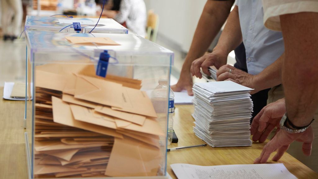 Una mesa electoral comienza a contabilizar los votos, a 23 de julio de 2023.