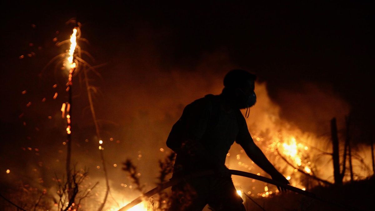 Un bombero de Grecia participa en las tareas de extinción de un incendio en la localidad de Asklipio, en Rodas