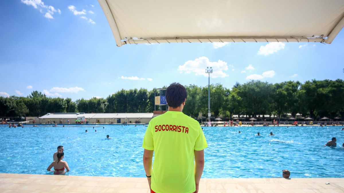 Archivo - Un socorrista vigila la piscina del Parque Deportivo de Puerta de Hierro, el primer día de apertura de las piscinas para la temporada de verano, a 26 de junio de 2021, en Madrid (España).