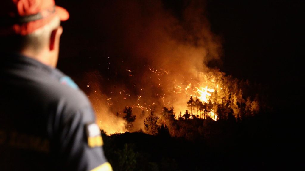 Los incendios forestales asolan la isla griega de Rodas y el norte de Argelia