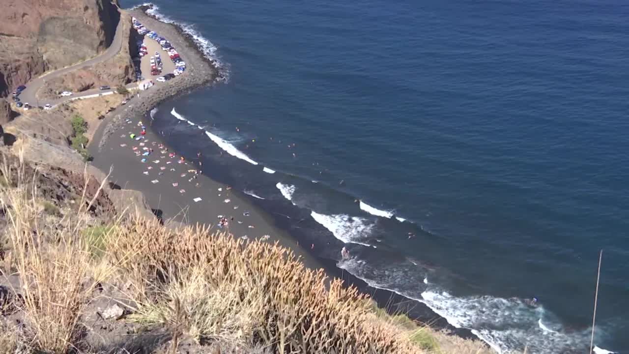 Cuarto día de búsqueda del joven desaparecido mientras se bañaba en una playa de Tenerife