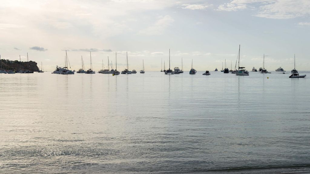 Archivo - Varios barcos fondeados en una playa de Ibiza.