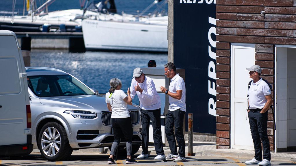 El Rey emérito, Juan Carlos I (c), espera para recoger el premio de las regatas de Sanxenxo por lograr la primera posición con el 'Bribón', a 30 de julio de 2023, en Sanxenxo, Pontevedra, Galicia (España).