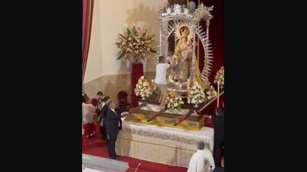 El por qué de la carrera de un hombre con un niño a hombros en una iglesia de Tenerife