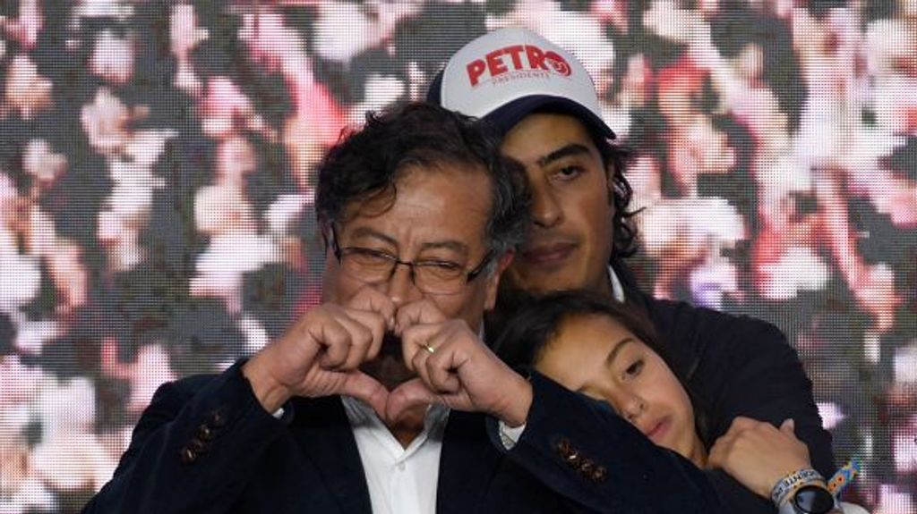 Gustavo Petro de la coalición Pacto Histórico celebra junto a su hijo Nicolás y su hija Antonella celebran el resultado de las elecciones presidenciales el 29 de mayo de 2022 en Bogotá, Colombia