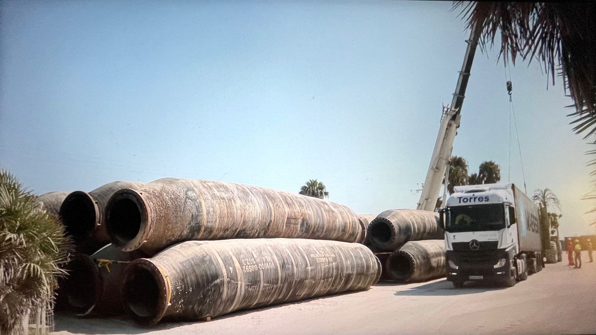 Llegan las megatuberías de trasvase de arena que salvarán la playas erosionadas del sur de Valencia