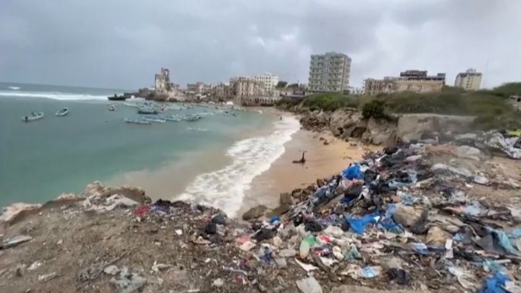 Voluntarios retiran las montañas de basura de las playas de Mogadiscio, Somalia