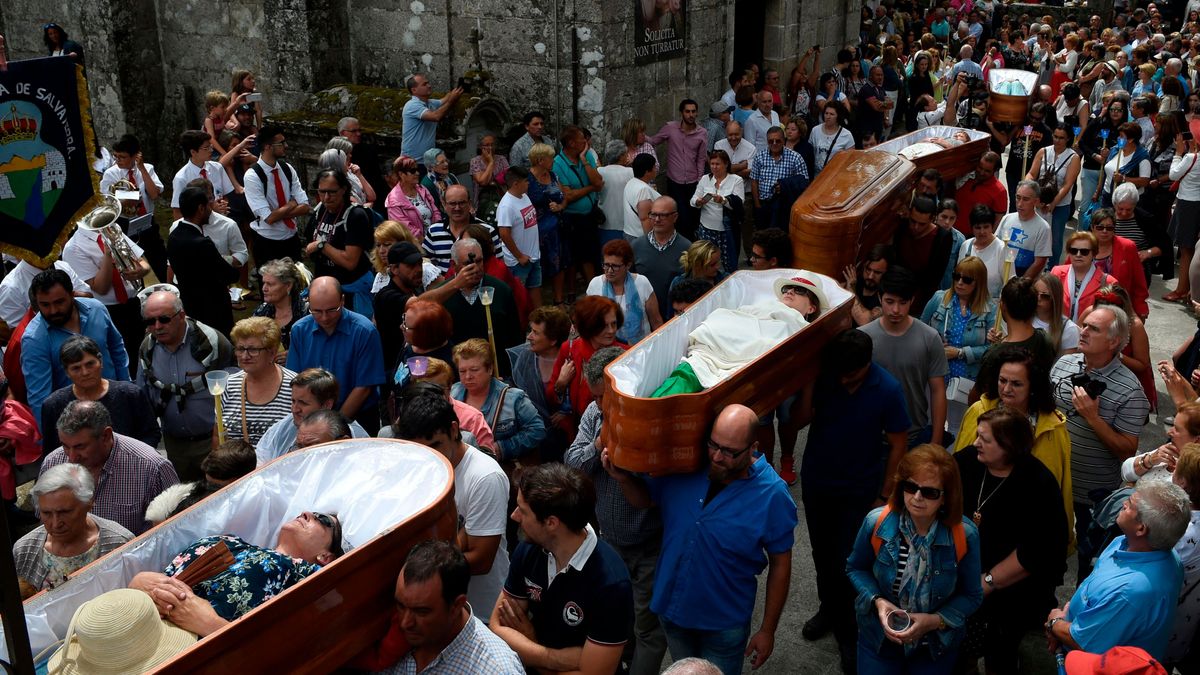 San José de Ribarteme tiene una de las fiestas más raras del mundo: una procesión con gente viva dentro de los ataúdes