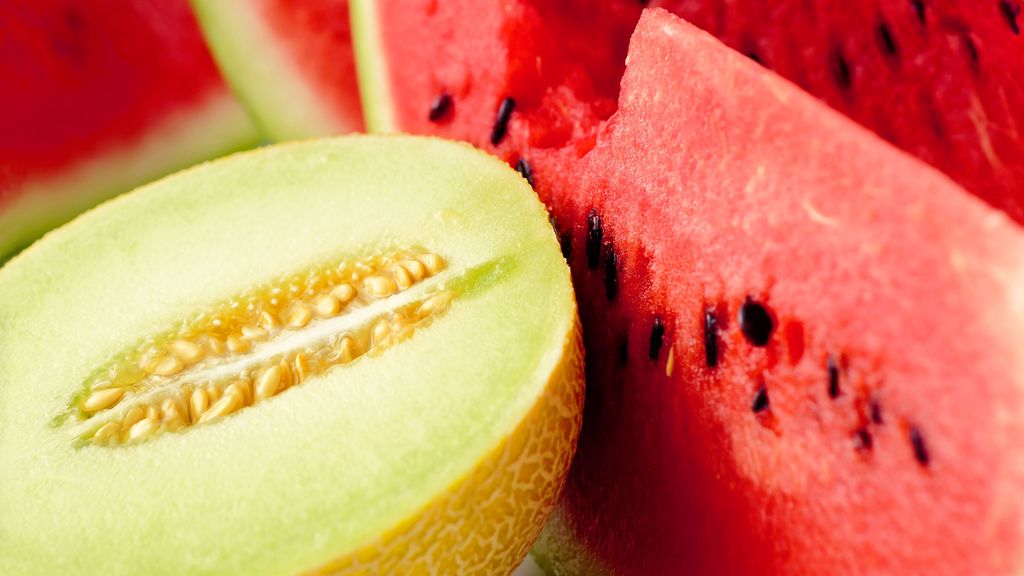 No, la sandía y el melón no tiene más azucar que otras frutas.