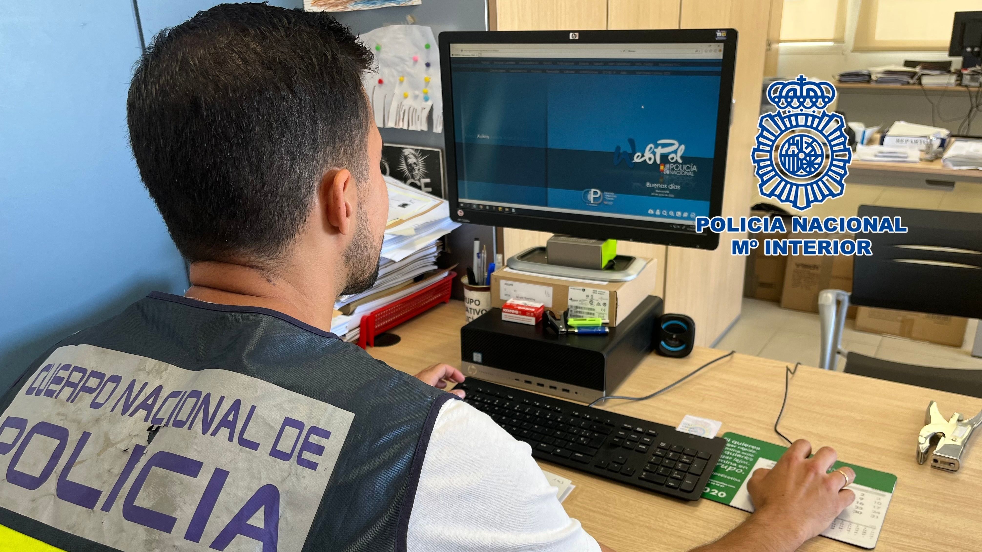 Agente de Policía frente a un ordenador