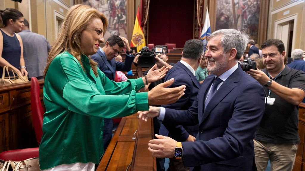 El presidente de Canarias, Fernando Clavijo, saluda a su diputada nacional, Cristina Valido