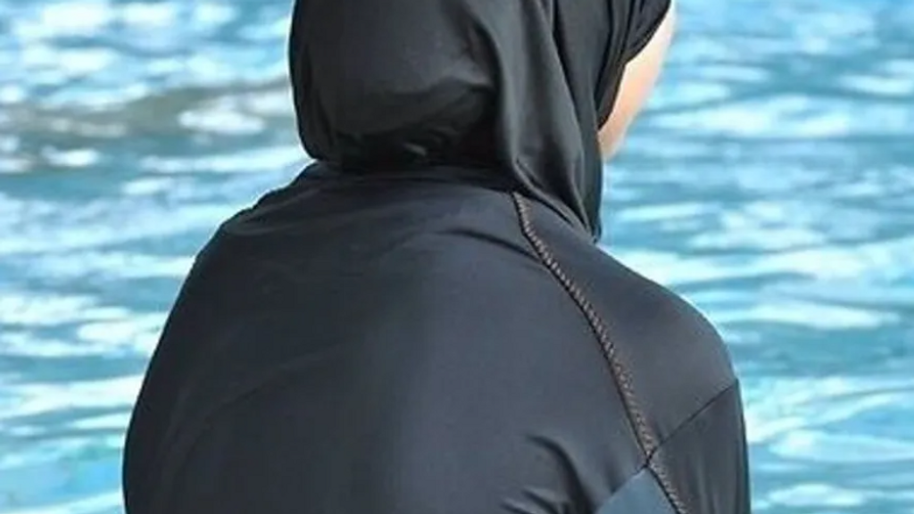 Imagen de archivo de una mujer con burkini en una piscina