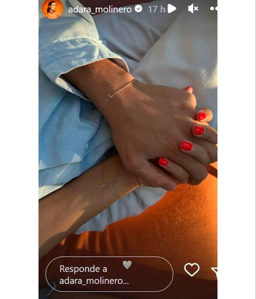 La foto que ha subido Adara Molinero con sus manos entrelazadas a Bosco y sus pulseras personalizadas