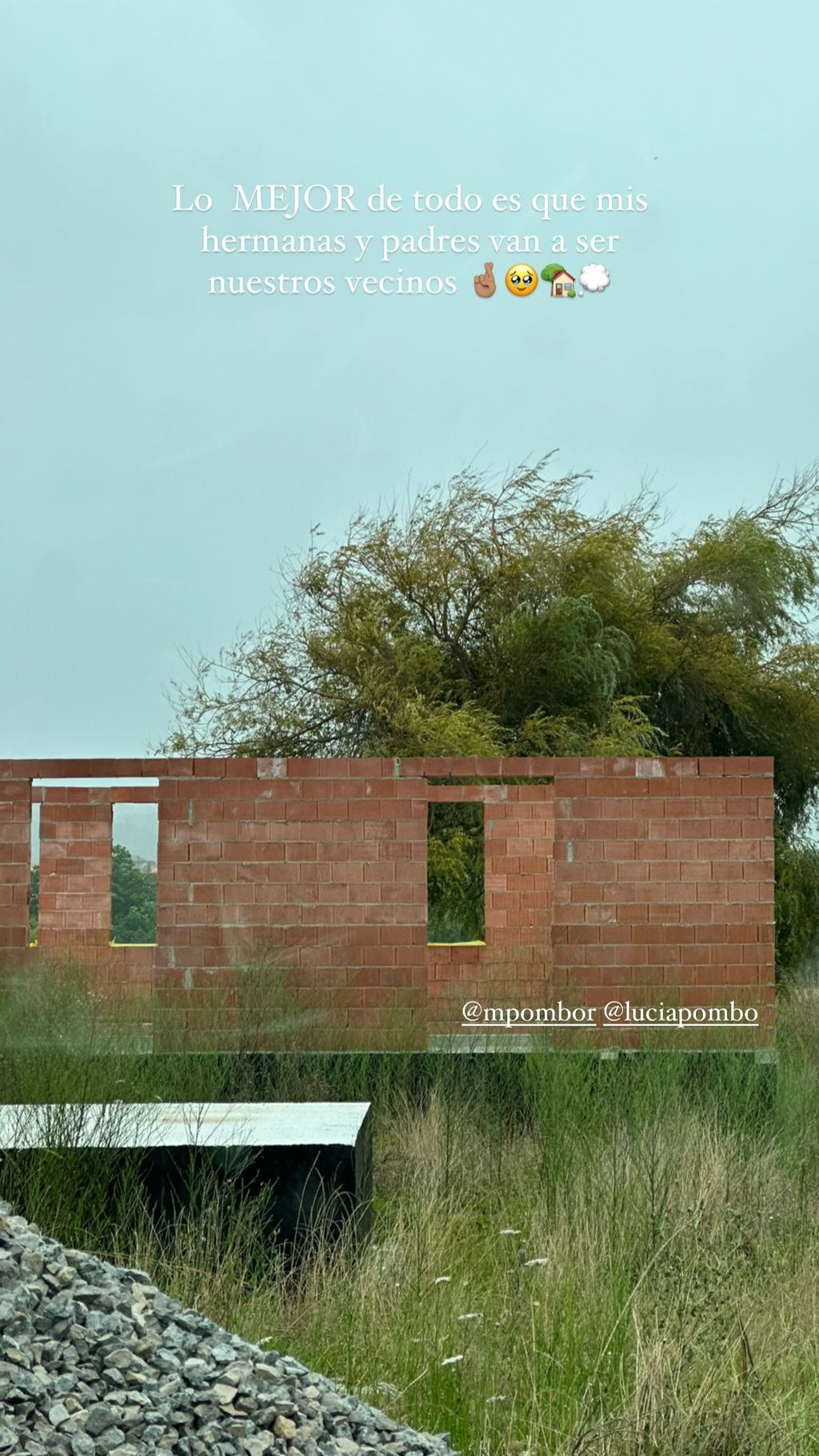 Los padres y las hermanas de María Pombo se están construyendo otra casa al lado de la suya en Cantabria