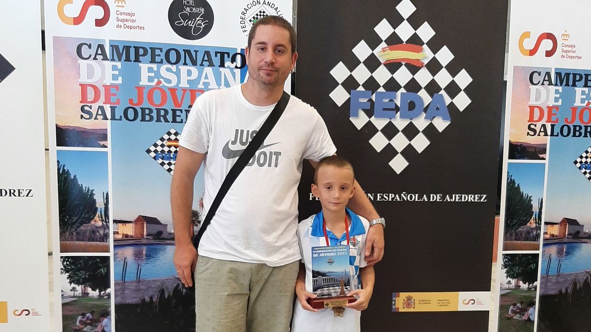 Mateo Rey con su padre, Moisés, en el Campeonato de España de Ajedrez.