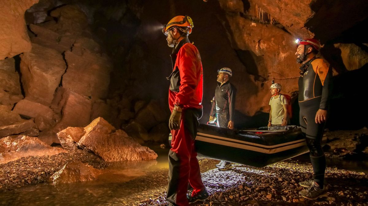 Un bombero descubre una nueva sala dentro de las famosas cuevas de la Vall D'Uixó