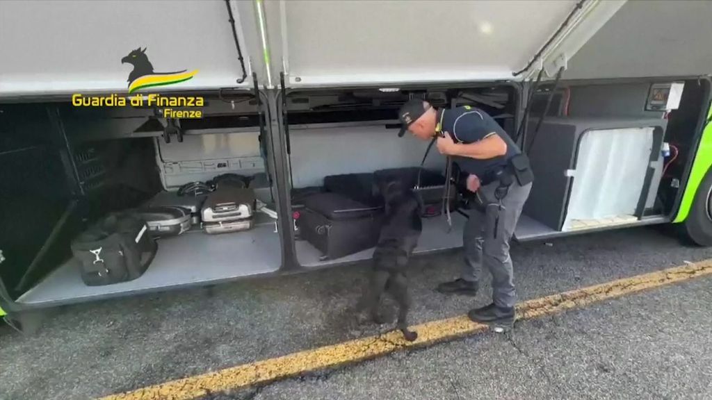 Un perro descubre un millón de euros ocultos en un equipaje en un autobús en Italia