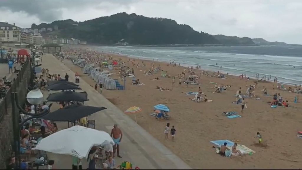 Una galerna vacía en segundos la playa de Zarautz, en Guipúzcoa