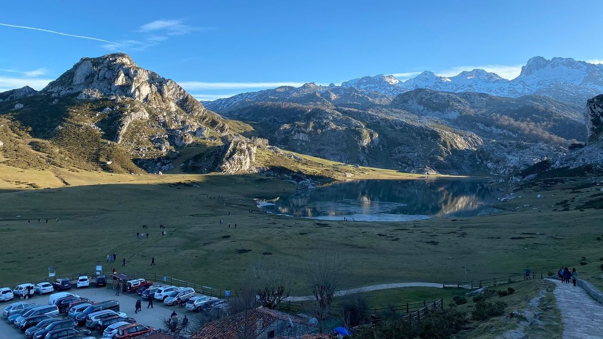 Asturias cerrará la carretera a los Lagos de Covadonga para coches y autocaravanas durante el verano