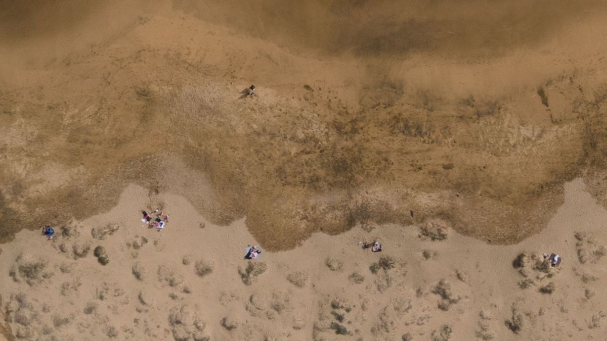 Bañistas en una playa de chile en pleno invierno del hemisferio sur pero con temperaturas de hasta 38 grados