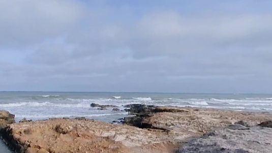 Cierran la Playa de Torre la Sal de Cabanes por presencia de sustancias en el agua