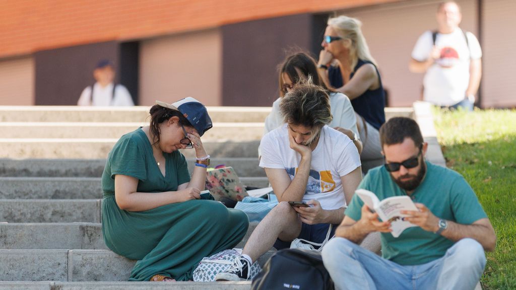 EuropaPress 5311178 varios estudiantes repasan antes comience examen convocatoria